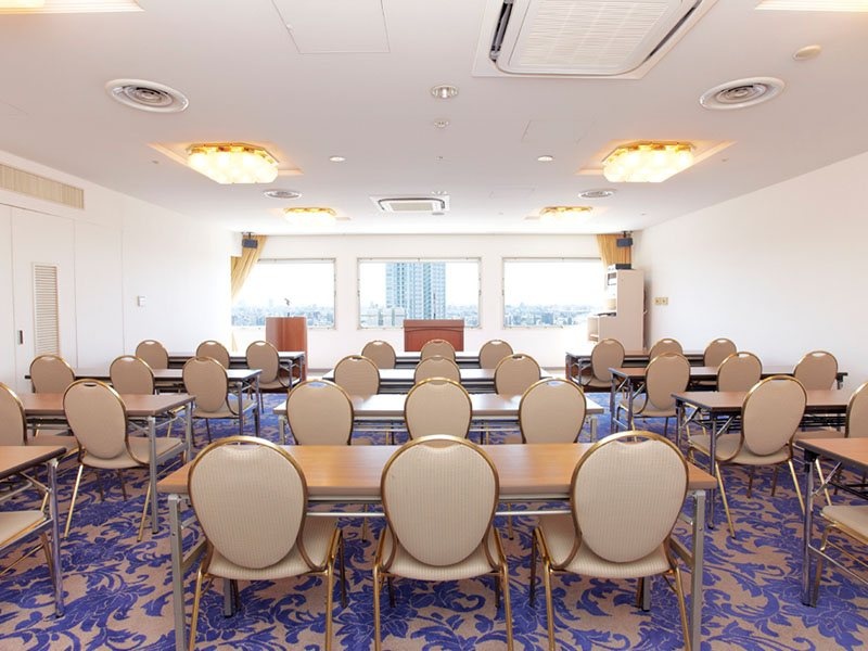 【15F　アクアルーム】
スクール形式
新宿高層ビル群の夜景が美しい宴会場。