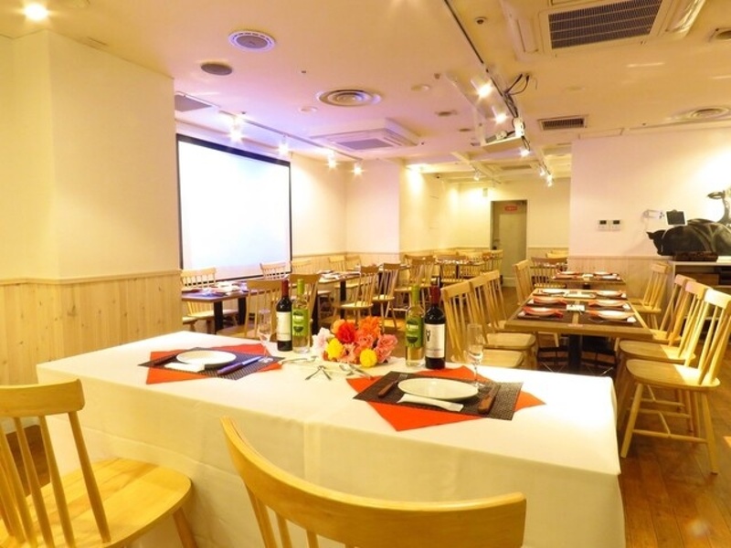 新横浜駅近・最大100名まで対応。本格ブラジルBBQと4種の樽生ビールで、忘年会・歓送迎会・結婚式二次会を特別な夜に。