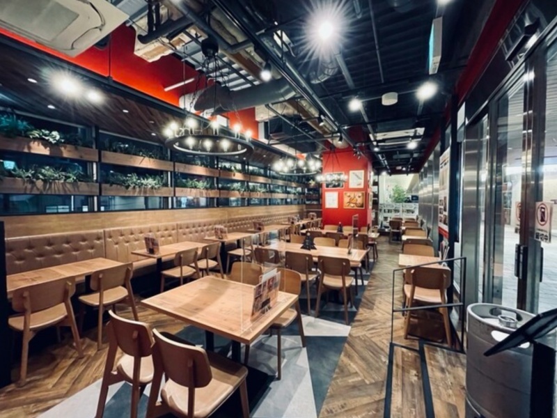 【駅直結!】着席最大69名、立食最大80名まで貸切可能なため、大人数での宴会やパーティーに最適です。3時間以上の飲み放題や食べ放題コースも充実しており、店内にはおしゃれで落ち着いた空間が広がります。広々としたテーブル席やソファー席を備え、ゆったりとお過ごしいただけます。