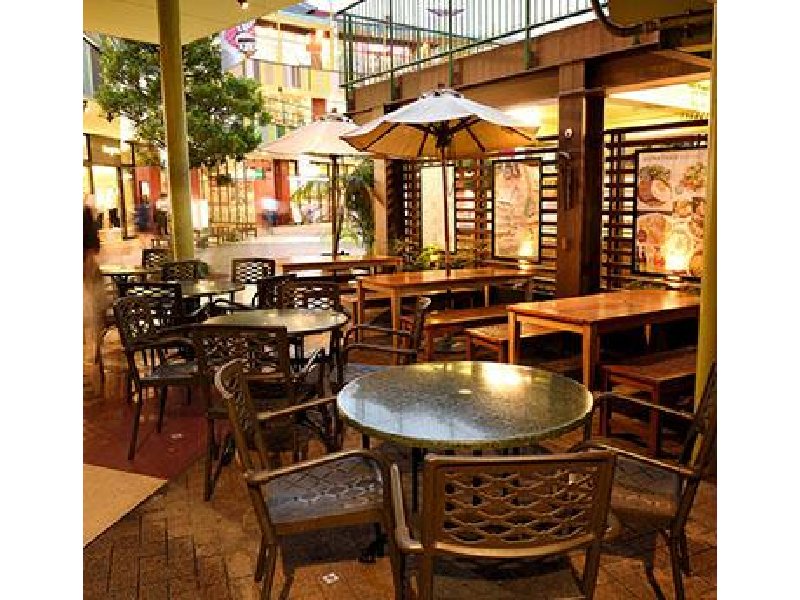 本店を本場ワイキキに持つアロハテーブルは、ハワイのロッジのようなウッド調の心安らぐ空間。南国リゾート気分を味わえる当店で貸切ＰＡＲＴＹはいかが？