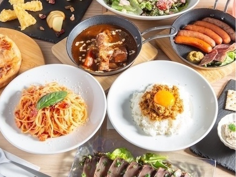 10名様からご利用できる飲み放題付きのコースをご用意しています。生ビールはもちろん、ビルドカクテルなどが飲み放題です。