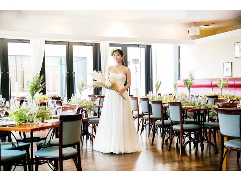 店内はガラス張りとなっており開放感あふれるお洒落な空間です。着席80名様、立食90名様まで可能です。