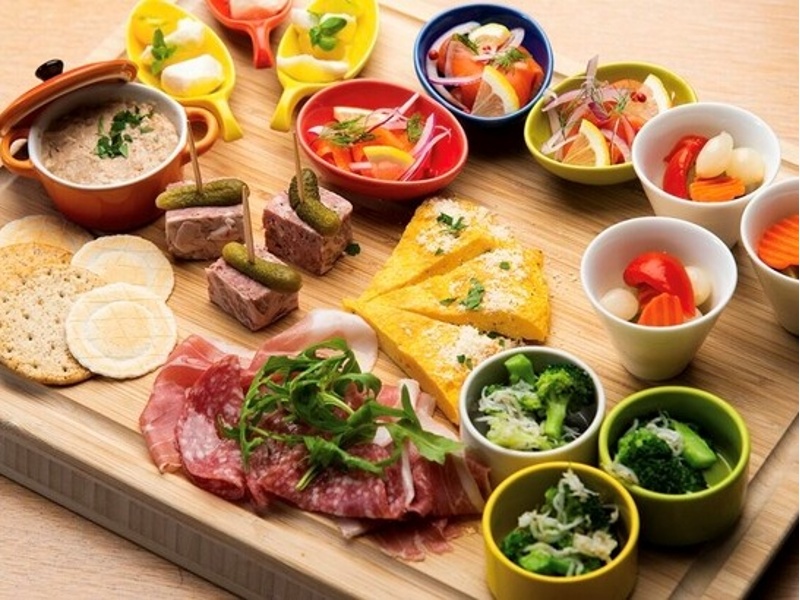 厳選された新鮮食材を使用した本格イタリアン。モッツァレラのカプレーゼ、生ハムの盛り合わせ、ローストポーク、こだわりのパスタなど、素材の味を活かした料理でワインが進みます。