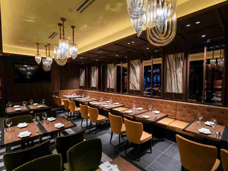 フォーマルなパーティーにも対応するソファ席