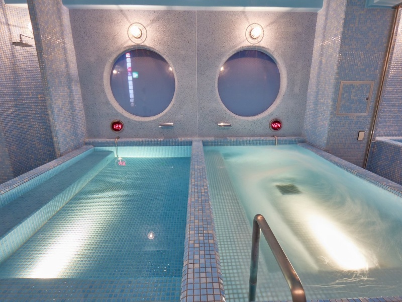 男女共有の水着で入るスパは、随所にフォトジェニックなシンボル、サウナ・水中で過ごすような感覚のリラクゼーションプール・温浴・水風呂を有しプールにはウォーターホールを設置。