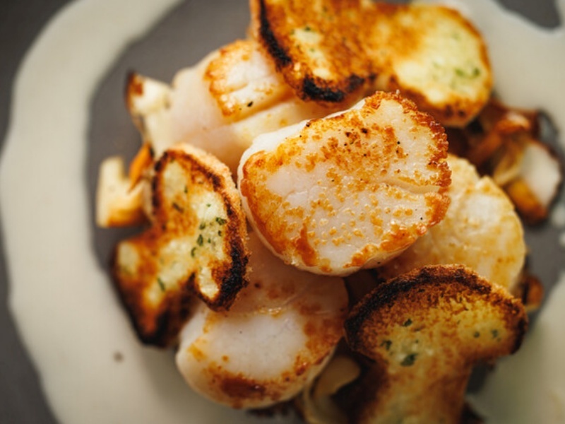 表面をこんがりと焼き上げた貝柱の一皿。素材本来の甘みと香ばしさが口いっぱいに広がります。