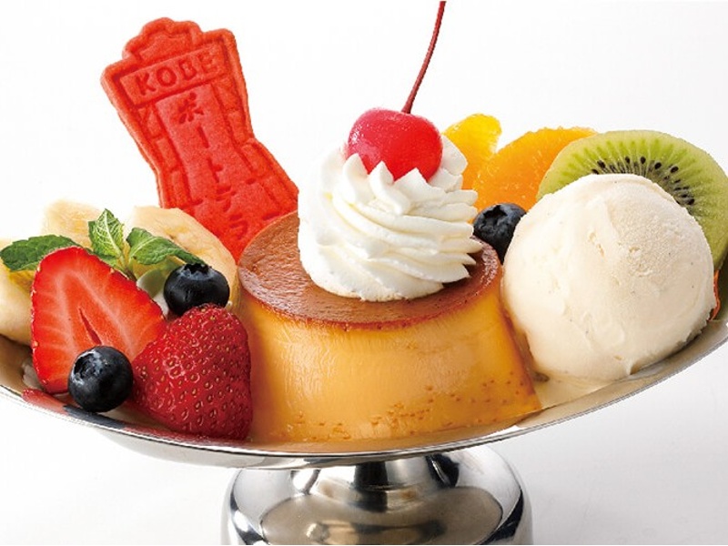 プリンアラモード、パンケーキ、クリームソーダ。どこか懐かしいスイーツメニューが、景色に映える可愛さで登場。