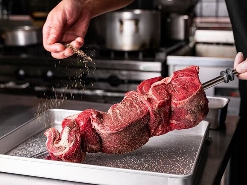 イチボ・牛肩ロースなど部位別に最適温度で焼き上げる本格派。