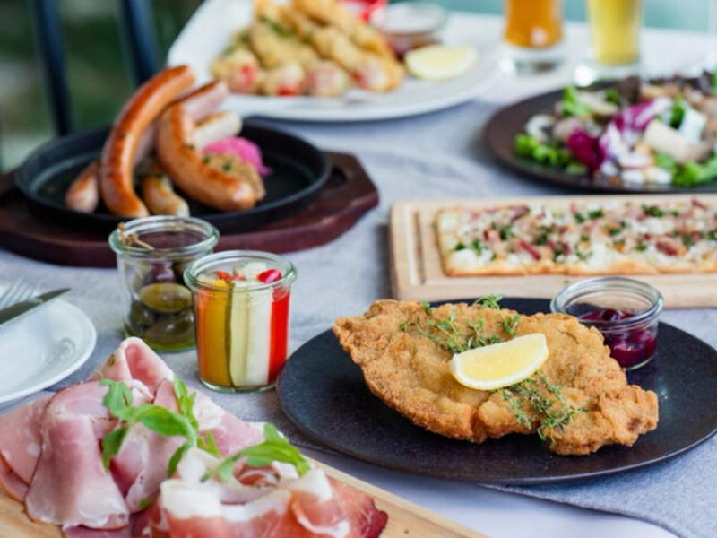 ドイツといえば「ビールとソーセージ」!ドイツビールとともに、自慢のドイツソーセージ全種類が食べ放題のコースや、クラフトビール全種類が飲み放題のコースをご用意しています。シュマッツの人気メニューを存分に楽しめる満足度の高いコースや、貸切パーティープランも充実しています。