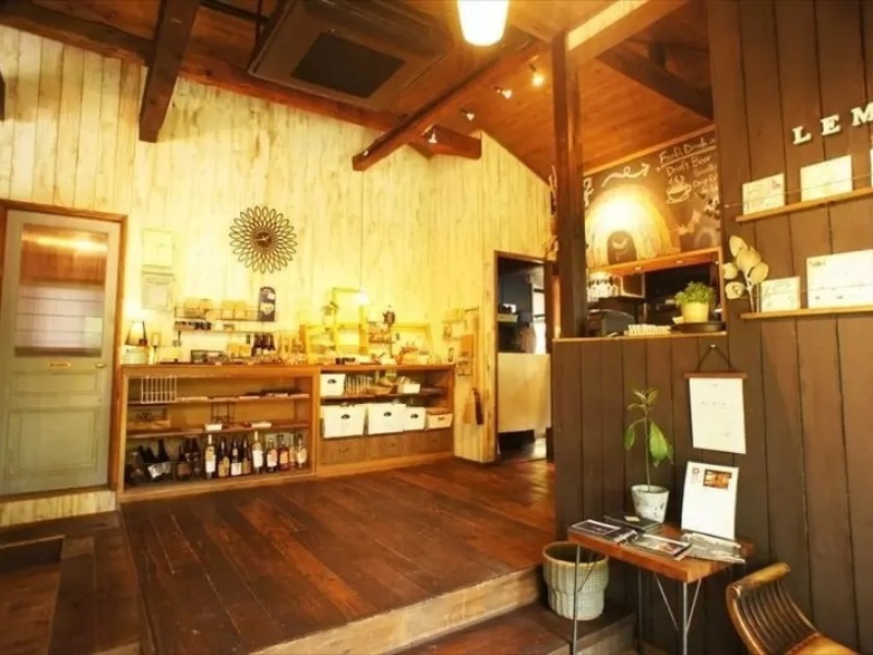 お洒落で歴史を感じる店内
47席(屋内27席 / ウッドデッキ20席)
着席時 :30人 立食時 :40人