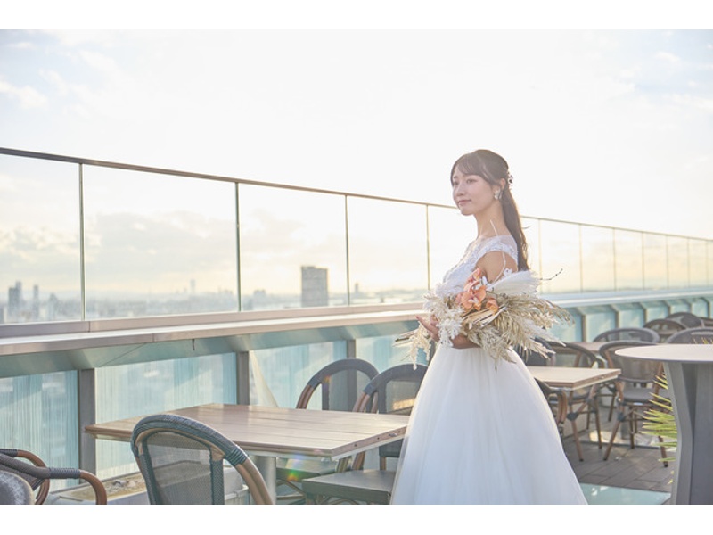 開放感あふれるテラス席。空と街並みを一望できるロケーションは、非日常を感じられる特別なひとときを演出します。