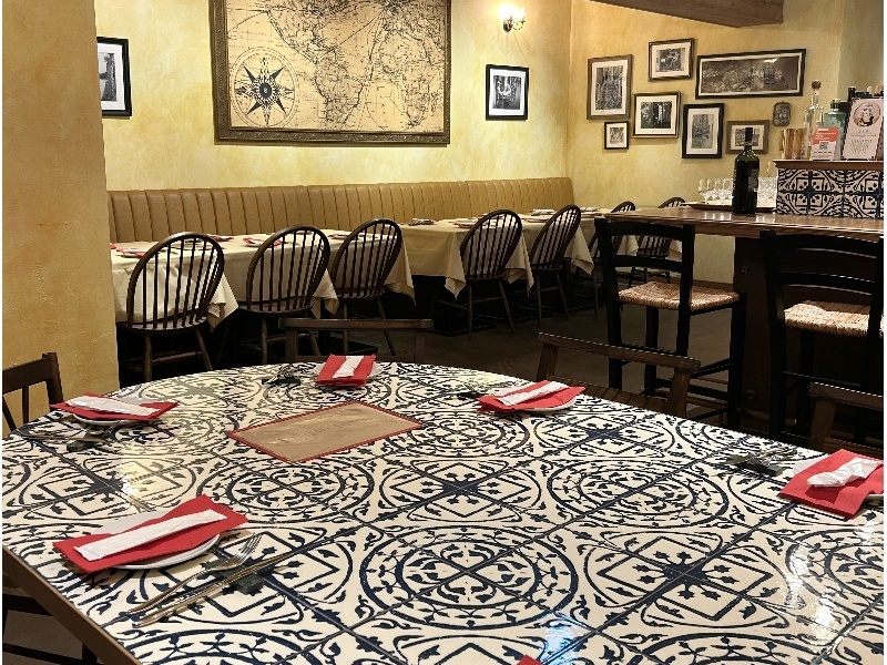 8名様用の大理石調の半楕円テーブル
ソファ席と併せて半貸切のご利用もいただけます