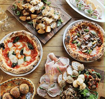 千住の喧騒から少し離れた場所に位置するピッツェリア＆トラットリア　アダッキオでは、ピッツァは勿論小粋な小皿料理やパスタ、お肉料理とメニューを豊富なバリエーションで揃える