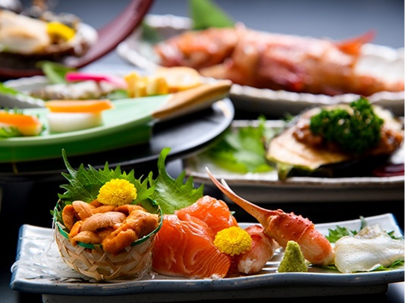 お祝いの席に欠かせない大きな焼き鯛をはじめ、お赤飯・お造り・和牛のしゃぶしゃぶまで揃う豪華コースをご用意。特別な日を飾るに相応しい、心づくしの割烹料理をどうぞ。