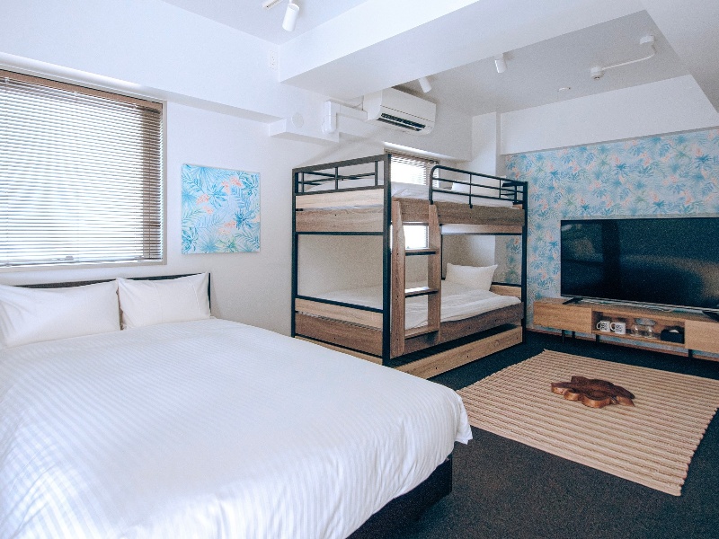 サーフサイドルーム(26m²/セミダブル×1台・デイベッド×1台・2段ベッド×1台/定員2人〜6人)