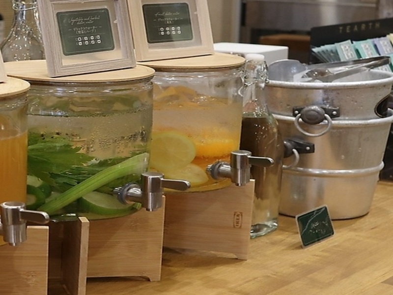 デトックスウォーター
パスタの合間に、デトックスウォーターもおすすめです。「野菜とハーブのデトックス」「柑橘のデトックス」の両方ご用意があります。