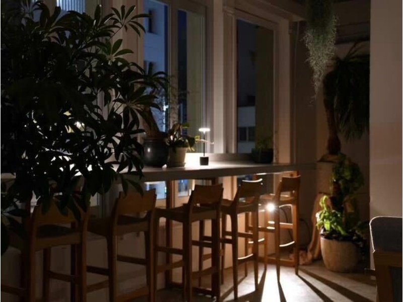 夜のカウンター席