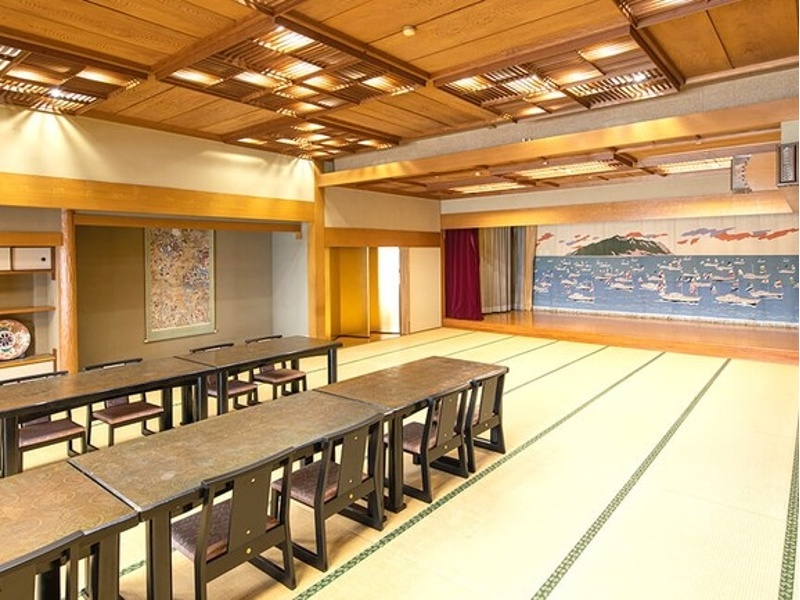 大人数でご利用いただける大広間。
人数やご要望に合わせてレイアウト変更も可能です。ステージも完備しております。