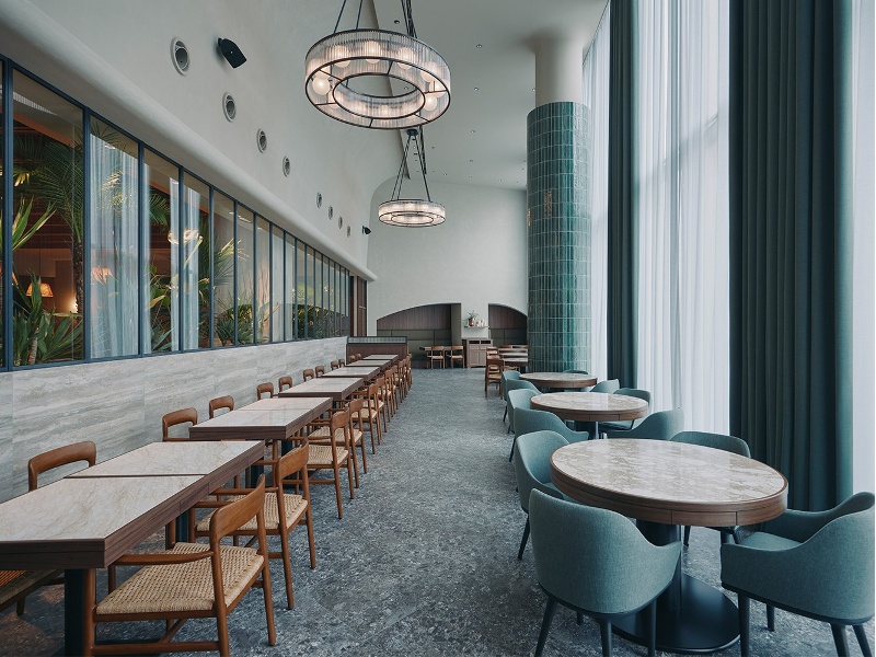 大阪駅から好アクセス!自然に包まれたような安らぎを感じられる洗練された空間が魅力です。広々としたダイニングには植物が彩りを添え、ナチュラルな木の温もりを感じるインテリアが心を落ち着けます。