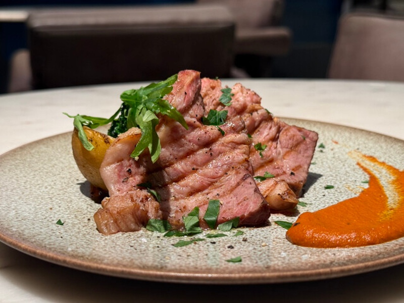 ジューシーに焼き上げたメインディッシュ。ボリュームと満足感を兼ね備え、幅広いゲストに喜ばれる一品です。