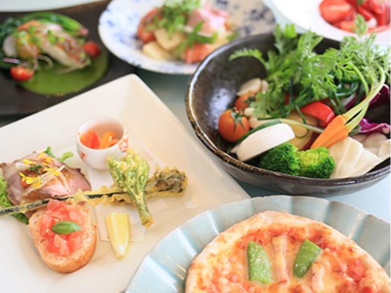 石窯から出されたばかりのアツアツピザを目の前で。釜焼きならではの香ばしさがパーティーを盛り上げます。