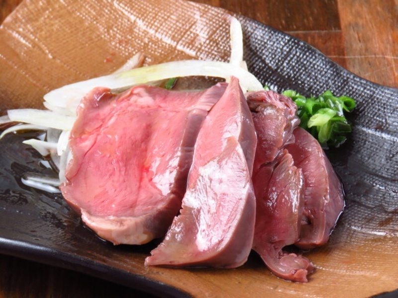 「ハツ刺し」
低温調理の肉刺しをオリーブオイルで!