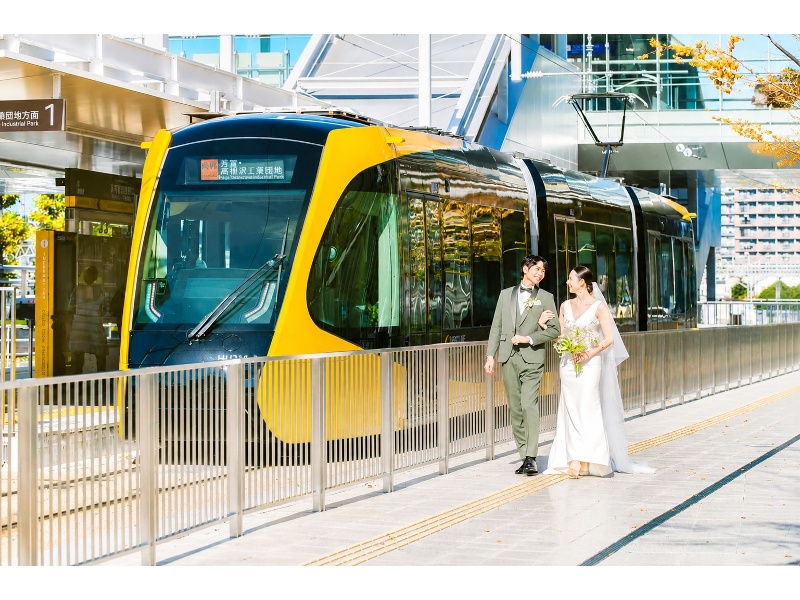 宇都宮駅東口直結だから叶う、街とつながるウェディングフォト。新しい宇都宮のシンボル「ライトライン」を背景に、おふたりだけの特別な思い出を残せます。
