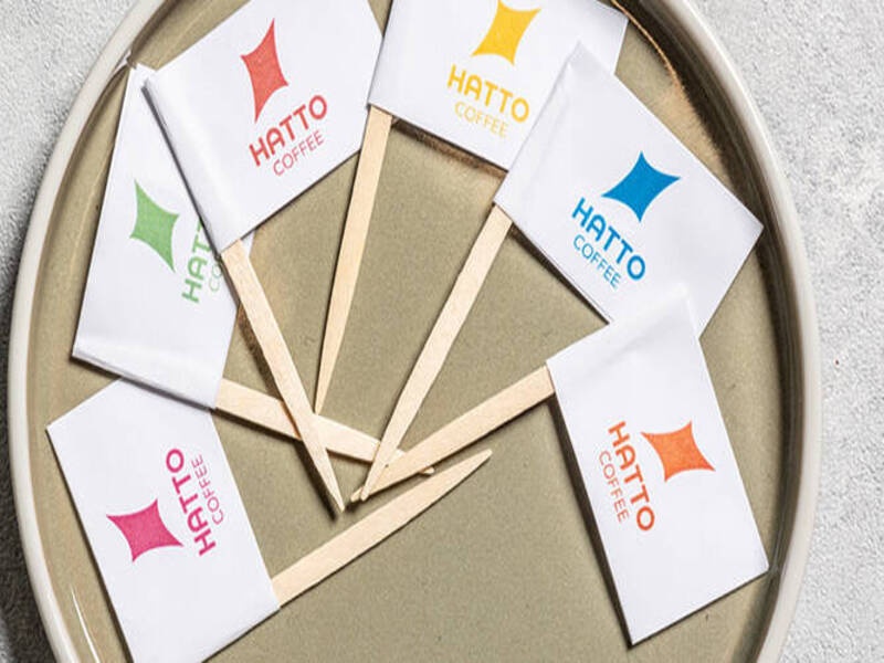 オリジナルのロゴを使ったグッズで特別感UP
お客様の会社ロゴやお好きなマークでミニフラッグやシールを作成し、オードブルのお料理に使用することが可能です。特別なパーティーに是非ご利用ください。