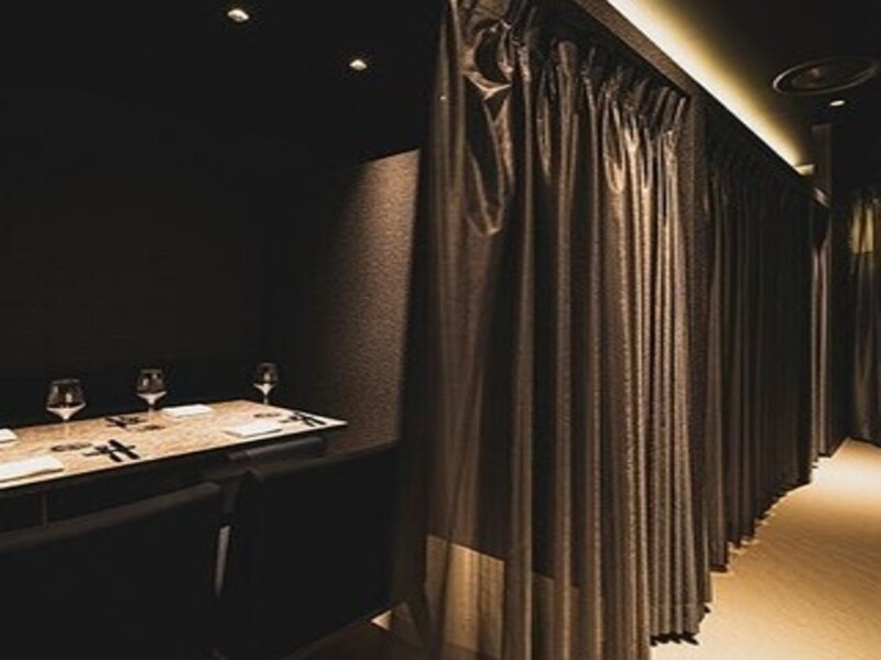 ２〜４名様x３部屋。落ち着いた雰囲気漂う大人空間。