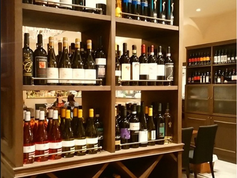 酒蔵をイメージした店内