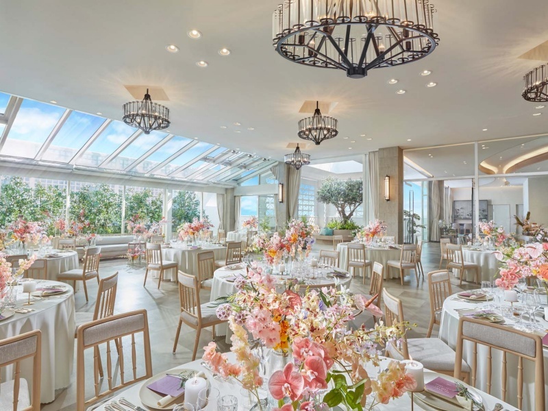 2F披露宴会場　光　灯火　「C'est la vie」
太陽の光を感じる開放的なピュアホワイト
お部屋をピンクで彩れば可愛さ抜群の空間に！！