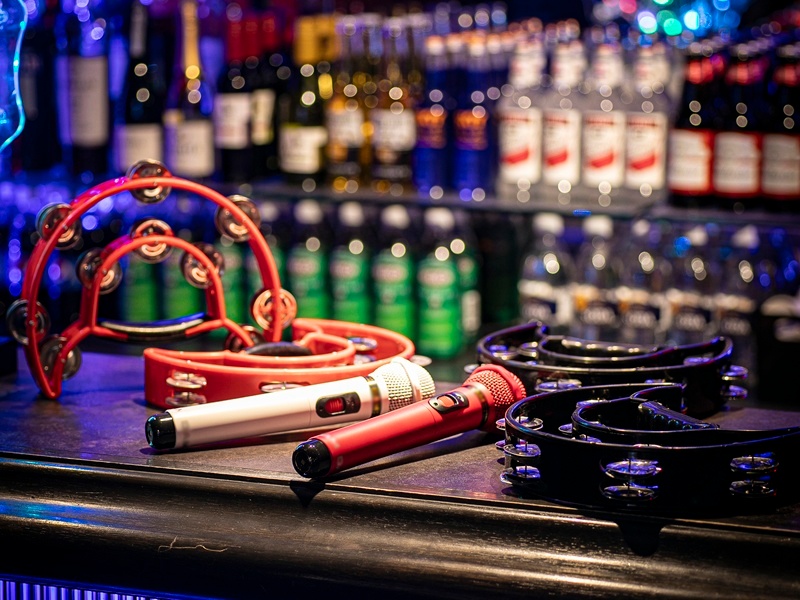 貸切宴会にぴったりの設備充実!
映像やスライドが投影できる大きなプロジェクター、パーティーに欠かせないマイクなど様々な設備がございます。