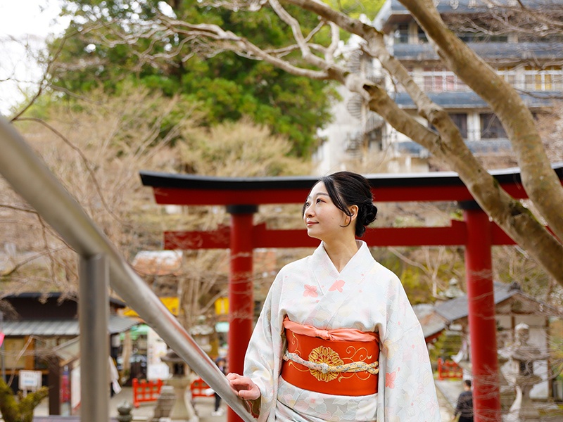 【談山神社】大鳥居：奥に見える青色の建物は多武峰観光ホテル本館（徒歩20秒）