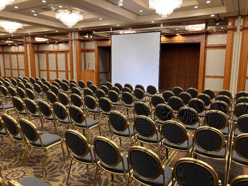 大小さまざまな宴会場をご用意しております。立食形式４００名、着座２４０名、スクール３３０名、シアター５００名　ご利用人数　収容可能です。