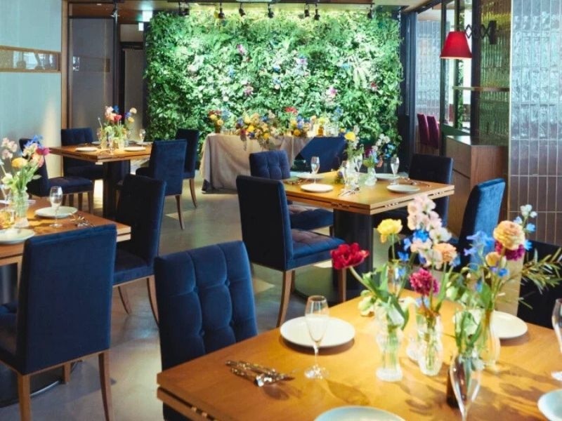 会場を華やかに彩る装花や ウェディングブーケを手配します。