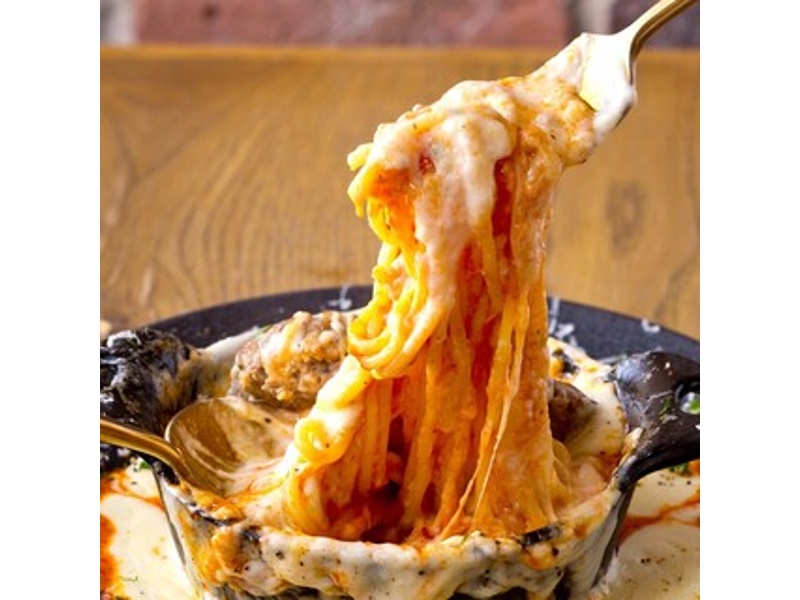 【肉×チーズのFROMAプレミアムコース】チーズを使用した豪華前菜９種の盛り合わせ！じっくり焼き上げた赤身ステーキとペコリーノチーズ！溢れるチーズのハンバーグボルケーノパスタをお楽しみ頂けます♪