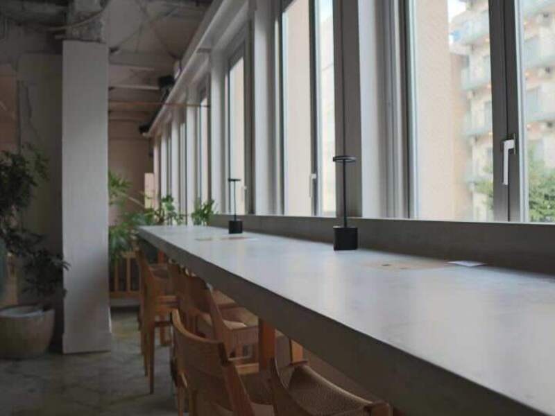 採光抜群の大きな窓