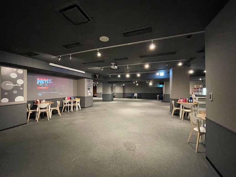 スクリーン、プロジェクターがありますのでメインスペースとしてもご利用できます。
530㎡、200人収容の広々スペースを貸切り仕様にカスタマイズ可能です。