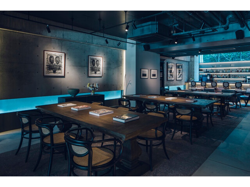 落ち着いた照明とアートが調和するダイニングフロア。貸切利用で一体感のあるパーティーや懇親会を演出可能です。