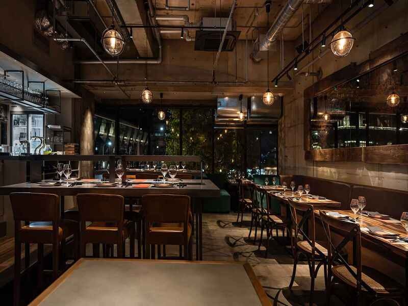 個室あり。店内は煉瓦と木目を基調としたクラフト感溢れる雰囲気