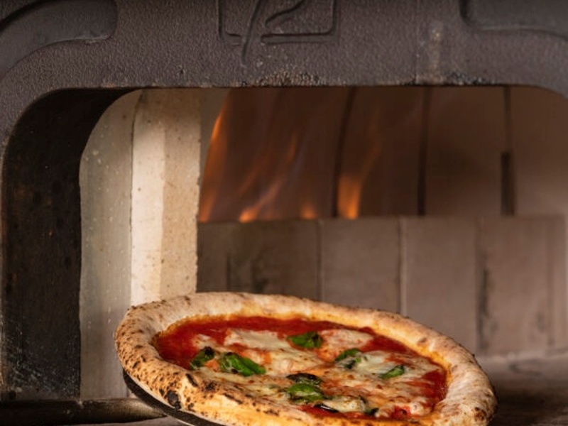 1900年前と同じ製法の石窯で焼き上げる本格ナポリピッツァと窯料理が宴会に華を添えます。ヨーロッパ直輸入のレンガ窯ならではの香ばしさと旨みを、ぜひ宴席でご体験ください。