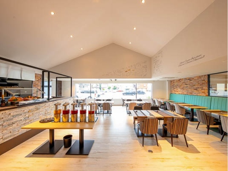 モダンでおしゃれな店内は、結婚式二次会にぴったり。バースデープレートのご用意も承っており、大切な方の記念日を心を込めてお祝いします。