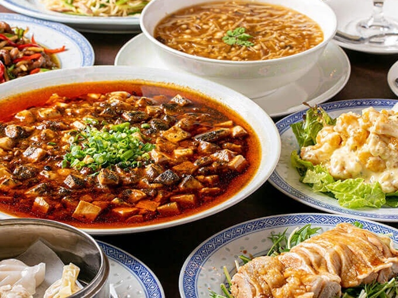 香港風広東料理を中心に、選び抜いた素材を本場仕込みの技で。豪華な北京ダックをはじめ、海老のチリソース、辛味マーボー豆腐など、様々な本格中国料理をご提供いたします。