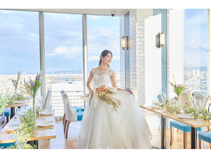 大きな窓から広がる眺望が魅力のメインフロア。昼は明るく爽やかに、夜は落ち着いた雰囲気へと表情を変え、シーンに合わせた演出が可能です。