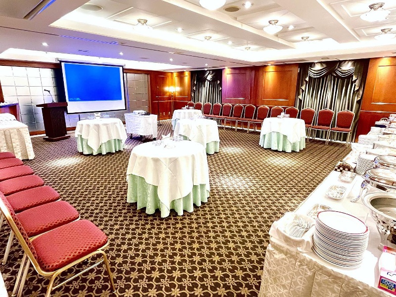 新郎新婦の思い出を流して盛り上がること間違いなしのプロジェクター&スクリーンの貸し出しもございます。