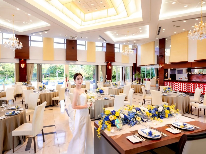 メゾン・ド・フルールは、美しく清らかに咲く花をテーマに季節の花々が咲き誇る華やかな邸宅です。