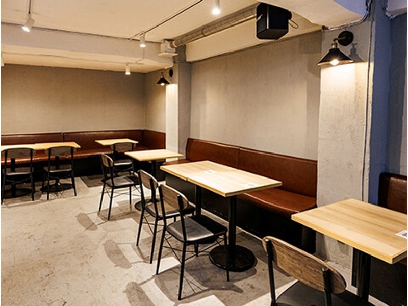 大人数にも対応できる移動可能なテーブル席