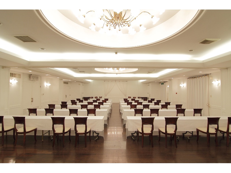 1Fアンバー（スクール形式）（4/4フル）
広さ240㎡　高さ2.9ｍ
収容人数　最大　180名
着席100名、立食120名、スクール96名、シアター180名

白を基調とした洋室タイプの会場です。会議、宴会、展示会など多種にわたる会場提供が可能です。