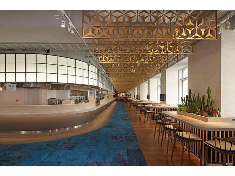 デザイン性の高い天井が印象的な空間。カジュアルながら特別感のある二次会にぴったりです。