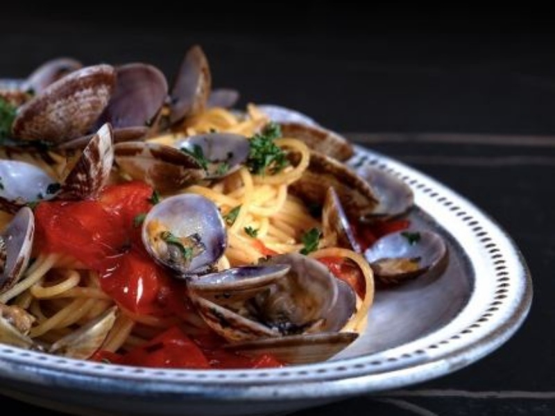 アサリとチェリートマトで、パスタに仕上げた一皿